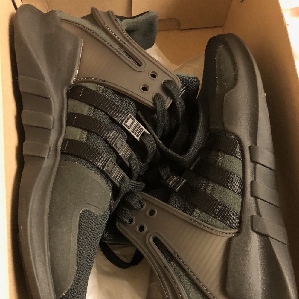 Kid shoes size 5 1/2 (will fit 7 in women’s)